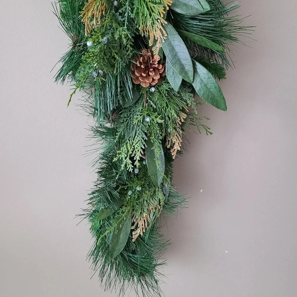 NWOT  Deep Woods mix greens with Pinecones teardrop swag